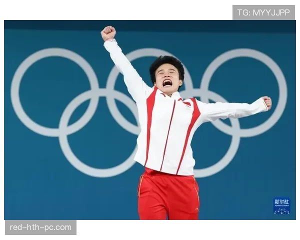 侯志慧训练完啃鸡腿的样子，真不像举重冠军