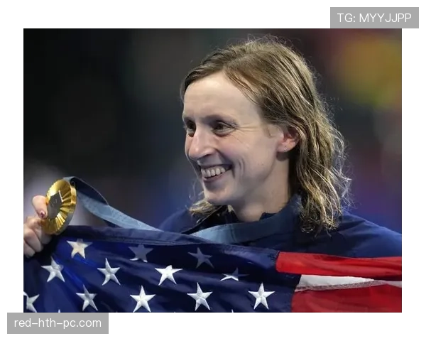 凯蒂·莱德基晒家居照我看傻了，沙发后面竟然放着训练器械和一排名牌包，差距感太狠