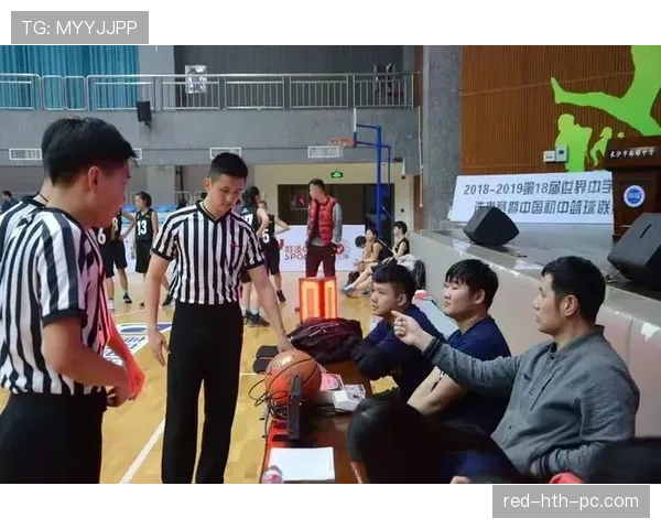 详解篮球垂直起跳规则中裁判判定防守犯规的具体标准依据